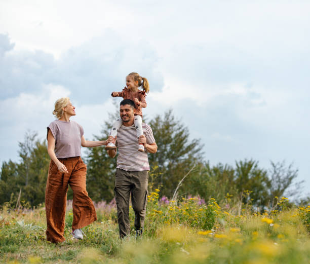 Famille, père, mère et fille portant des tenues de la collection printemps